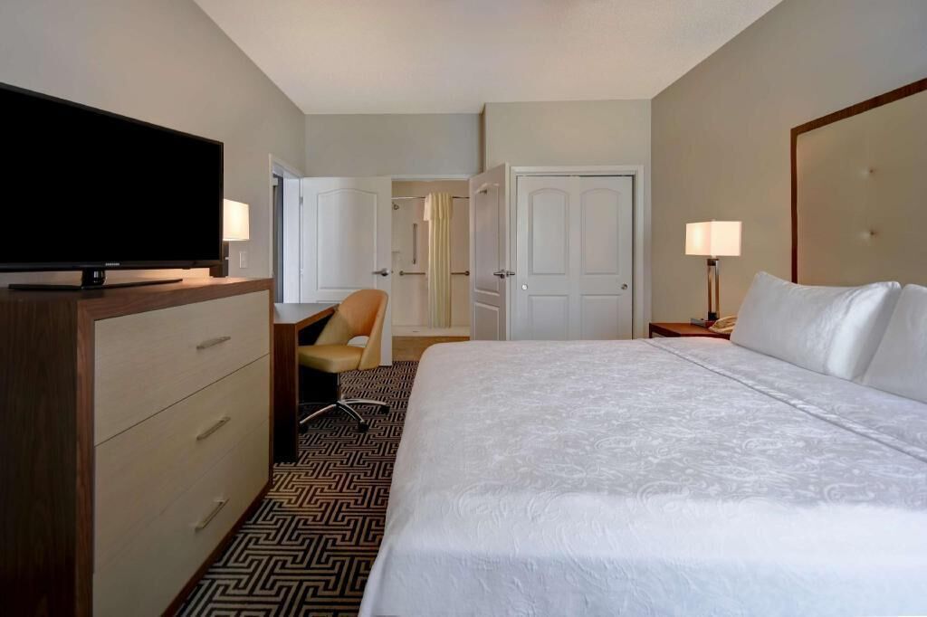 Premium bedding, in-room safe, desk, laptop workspace