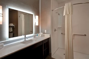 Suite, 1 cama King size (Mobility & Hearing, Roll-in Shower) | Baño | Tina con regadera, amenidades de baño gratuitas, secadora de cabello