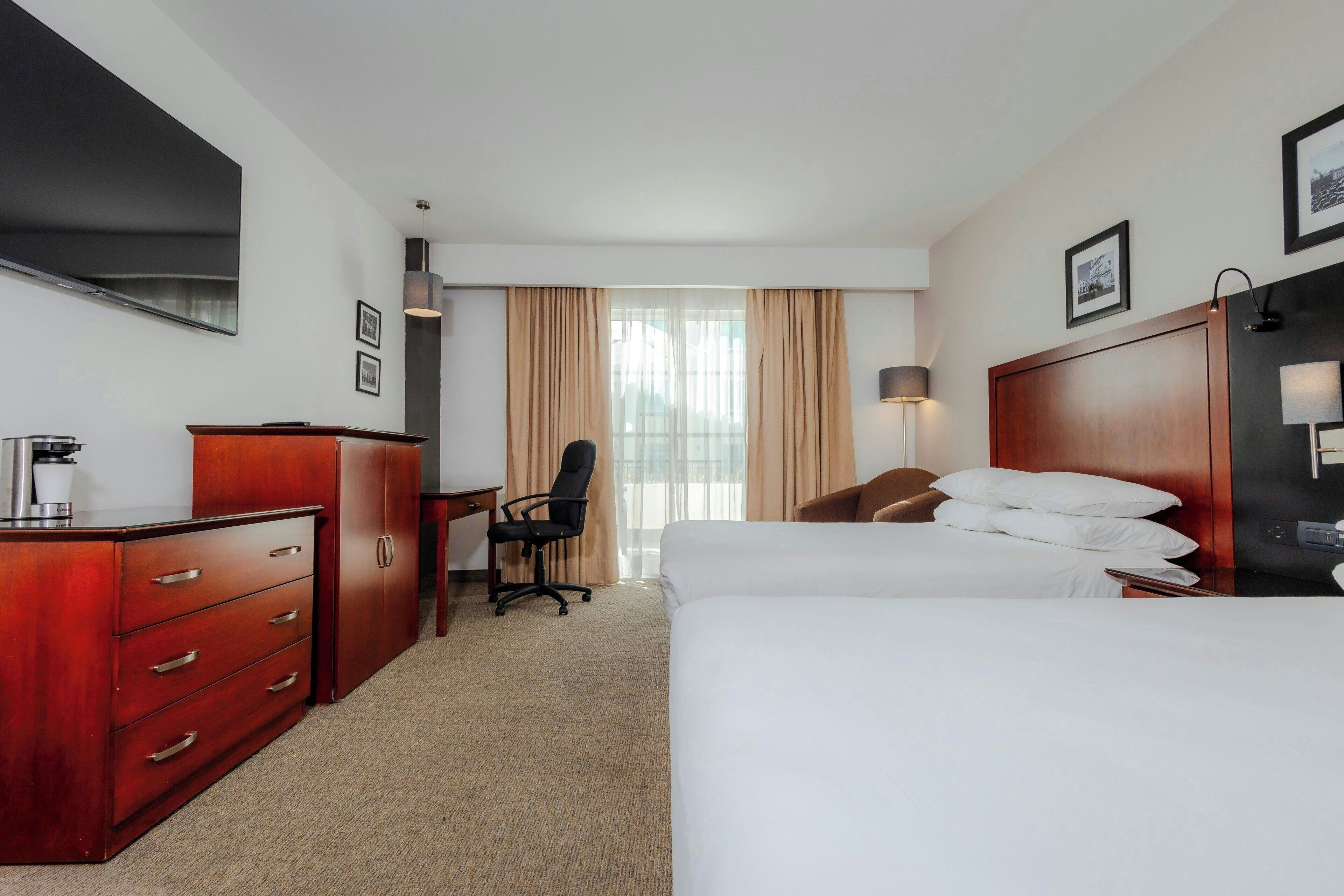 Deluxe kamer, 2 tweepersoonsbedden, balkon, uitzicht op zwembad | Luxe beddengoed, een kluis op de kamer, een bureau