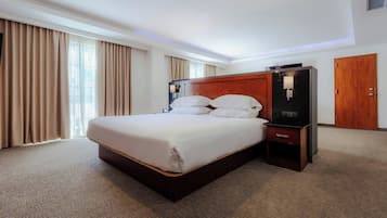 Una habitación de hotel con una cama grande, cabecera de madera, mesita de noche y armario.