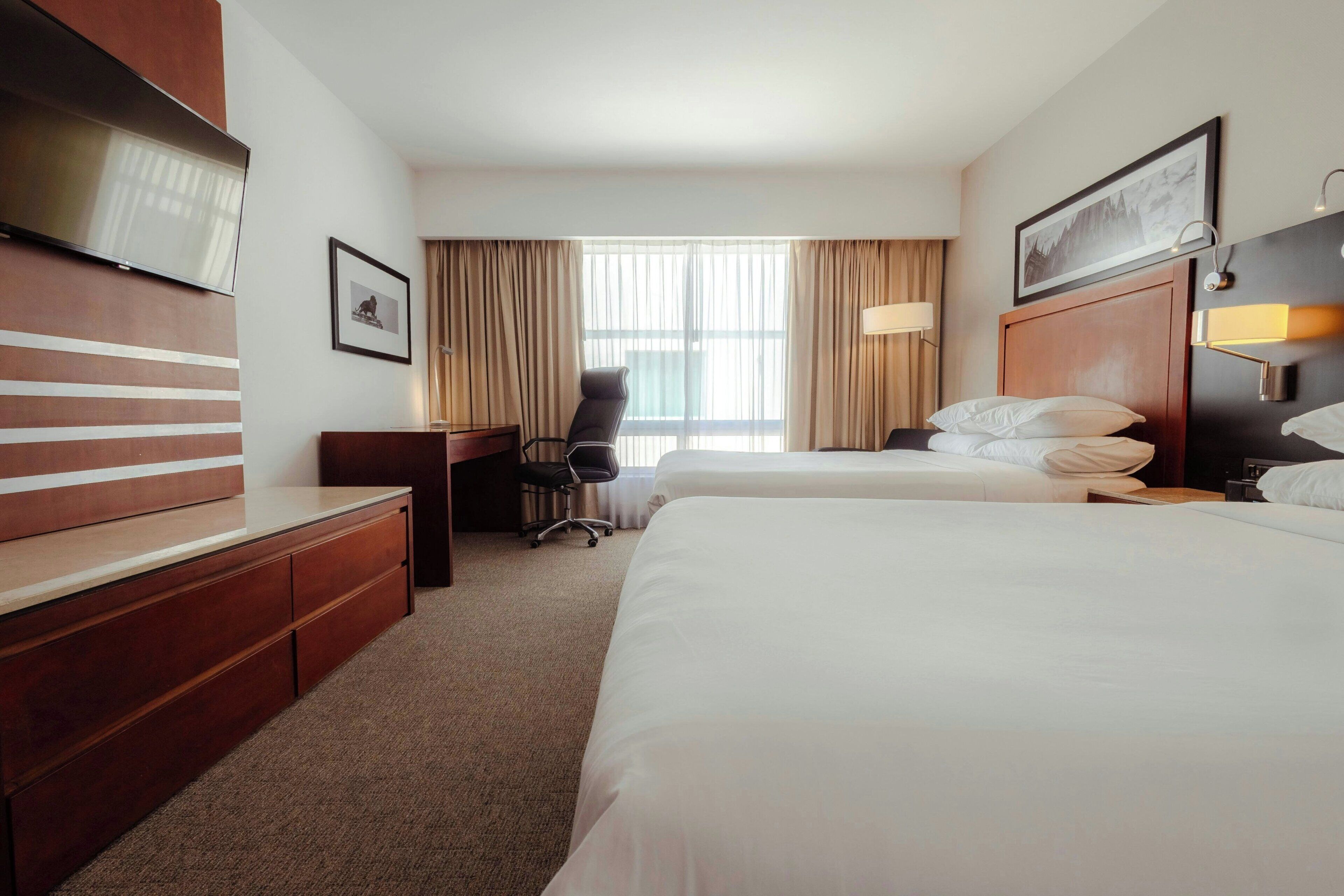 Business kamer, 2 tweepersoonsbedden | Luxe beddengoed, een kluis op de kamer, een bureau