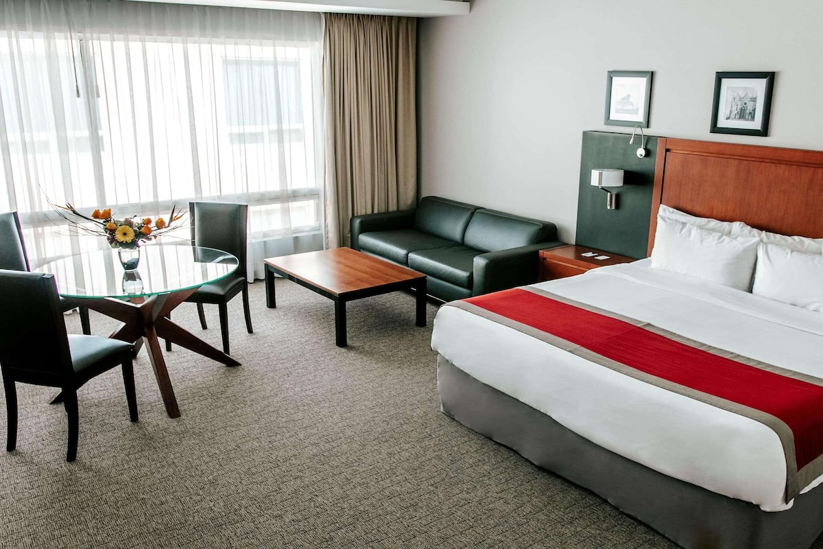 Studio Suite, 1 King Bed, Non Smoking | 1 bedroom, premium bedding, in-room safe, desk