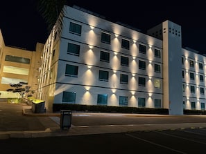 Vista frontal de la propiedad