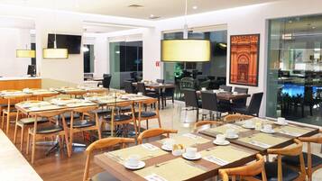 朝食、ランチ、ディナーに営業 (郷土料理、プール ビュー)