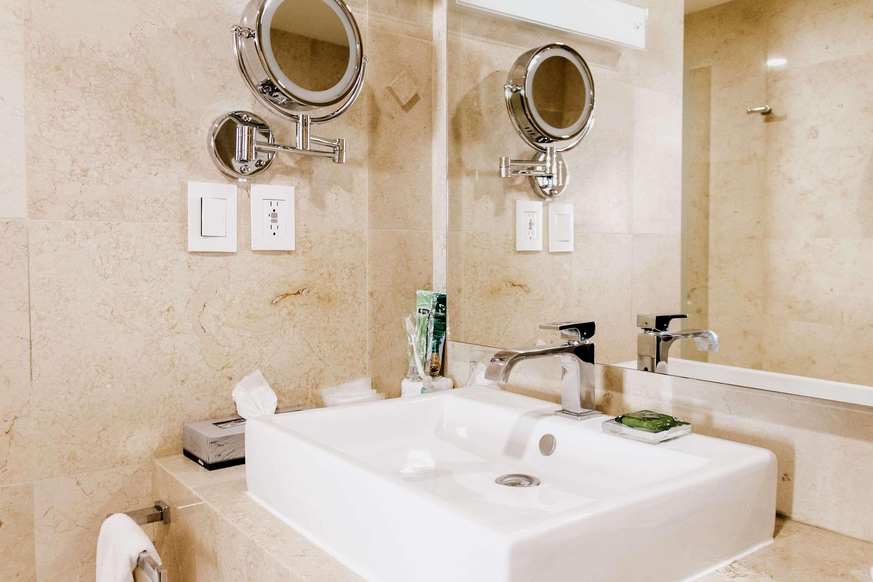 studio suite, 1 king bed, non smoking | 1 bedroom, premium bedding, in-room safe, desk