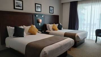 Habitación, 2 camas dobles, accesible para personas con discapacidad, no fumadores | Ropa de cama de alta calidad, caja fuerte, escritorio y cortinas opacas