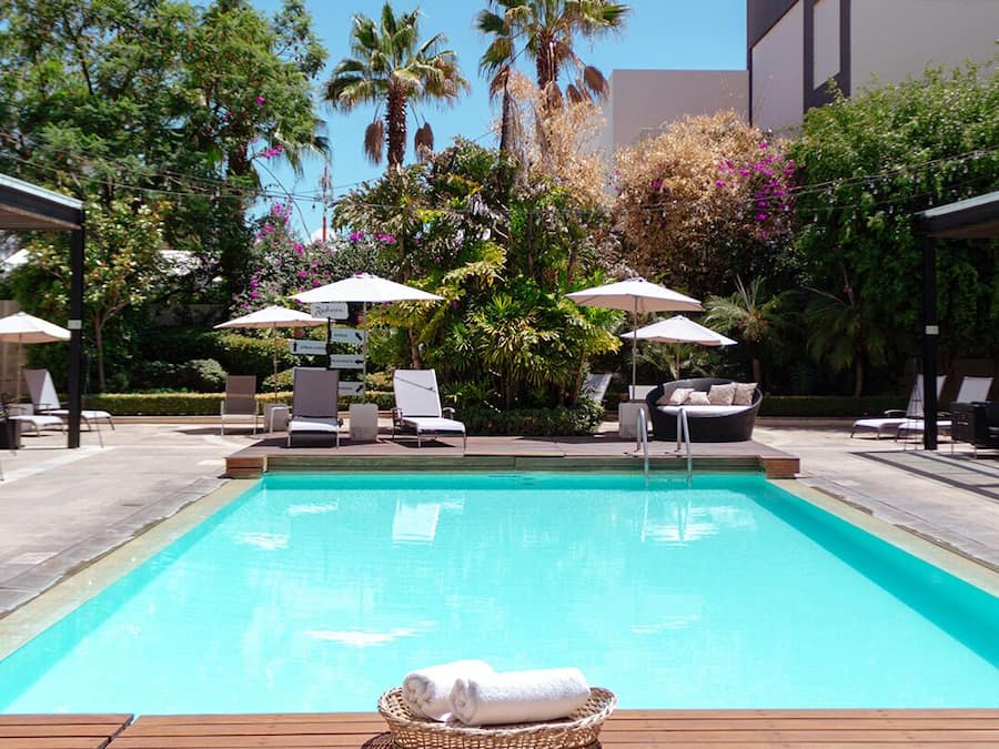 Een buitenzwembad en ligstoelen