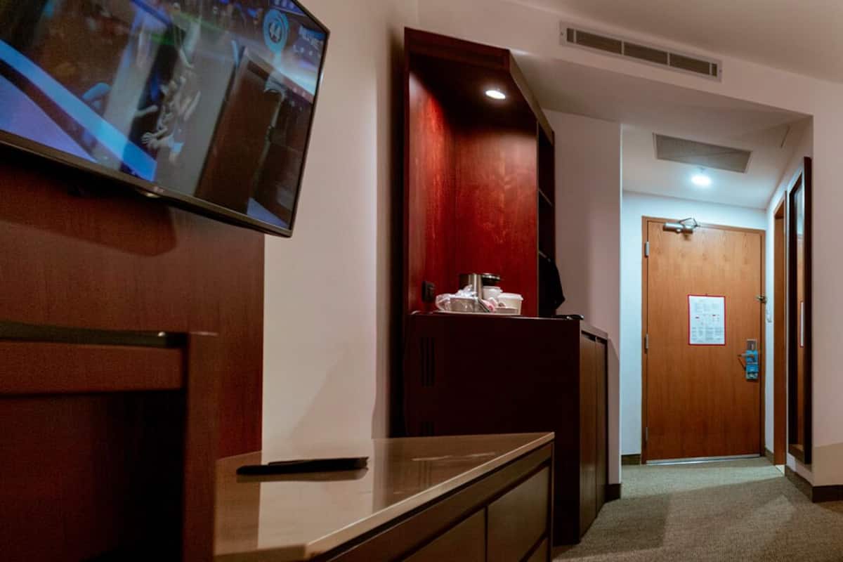 1 bedroom, premium bedding, in-room safe, desk