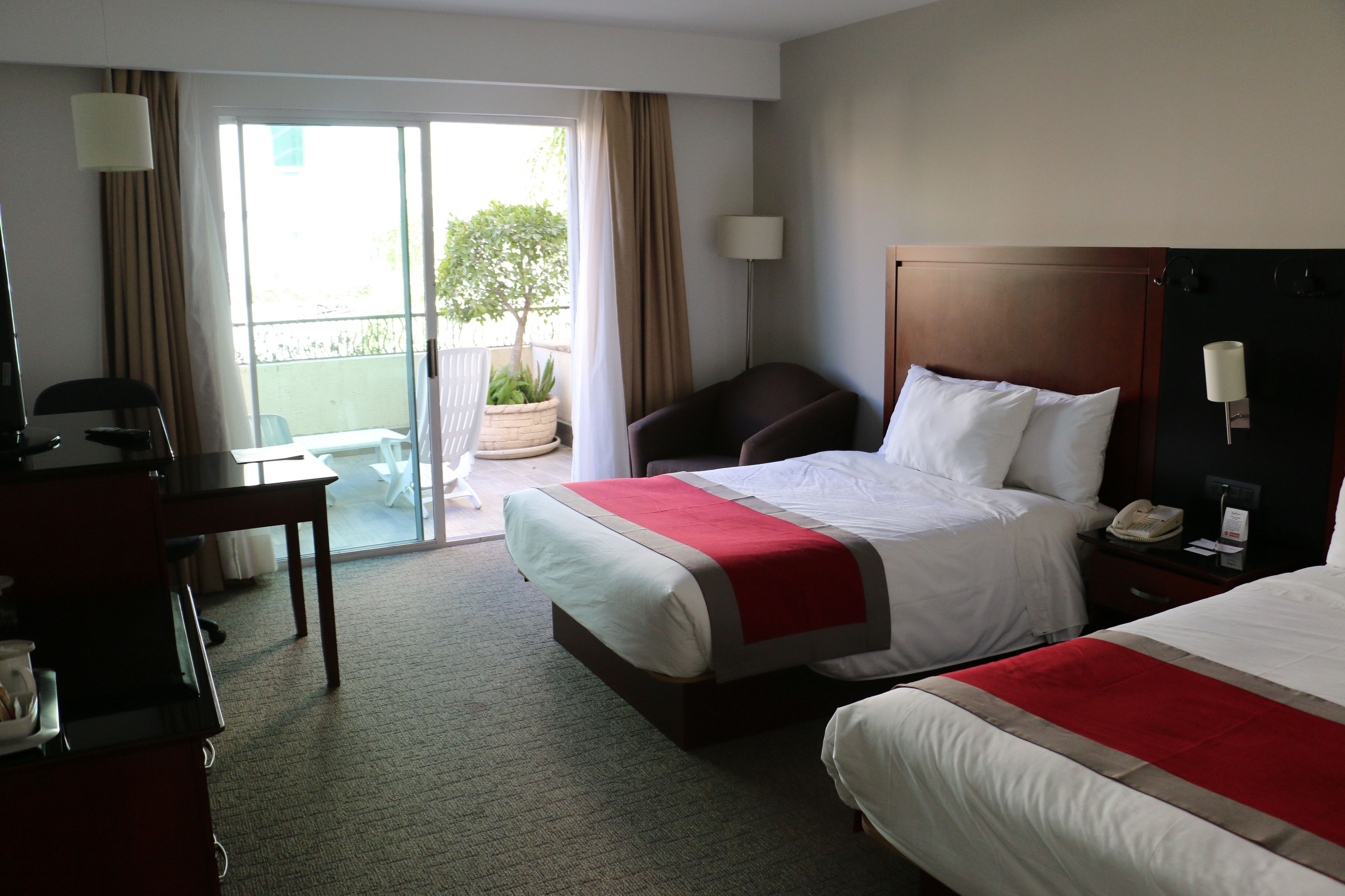 プレミアム ルーム ダブルベッド 2 台 禁煙 | 高級寝具、セーフティボックス (室内)、デスク、遮光カーテン