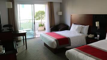 Rom – premium, 2 dobbeltsenger, ikke-røyk | Sengetøy av topp kvalitet, safe på rommet og skrivebord