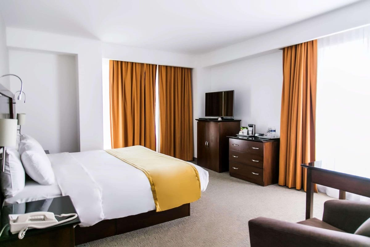 Habitación, 1 cama de matrimonio grande, no fumadores | 1 dormitorio, ropa de cama de alta calidad, caja fuerte y escritorio