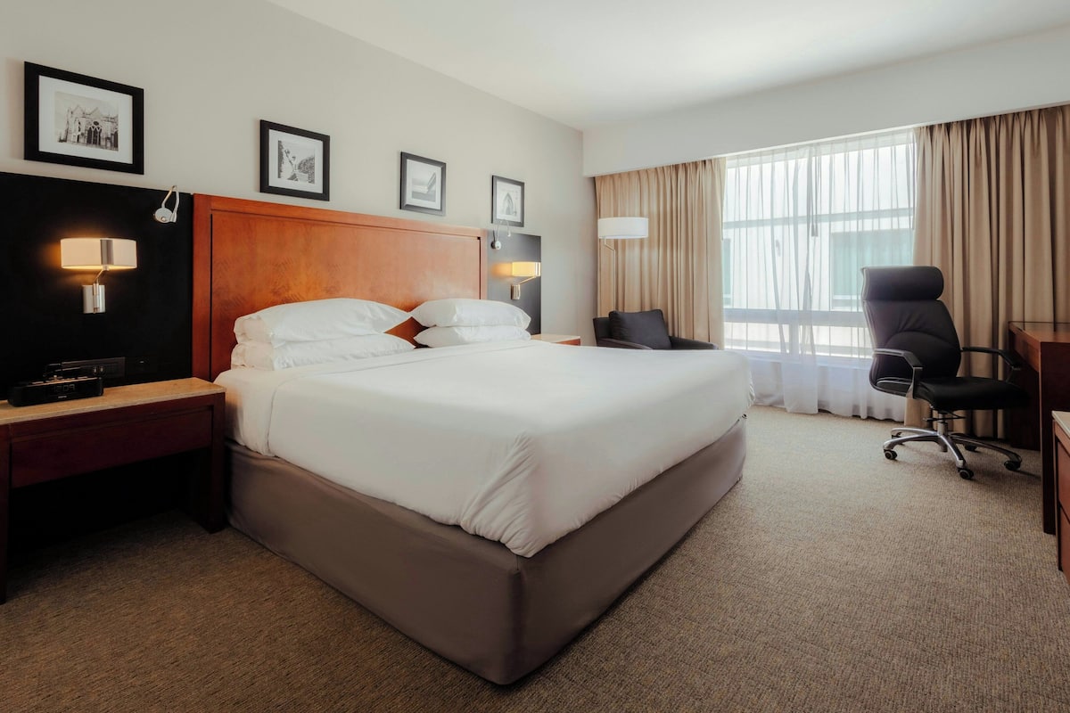 Deluxe Room, 1 King Bed, Pool View