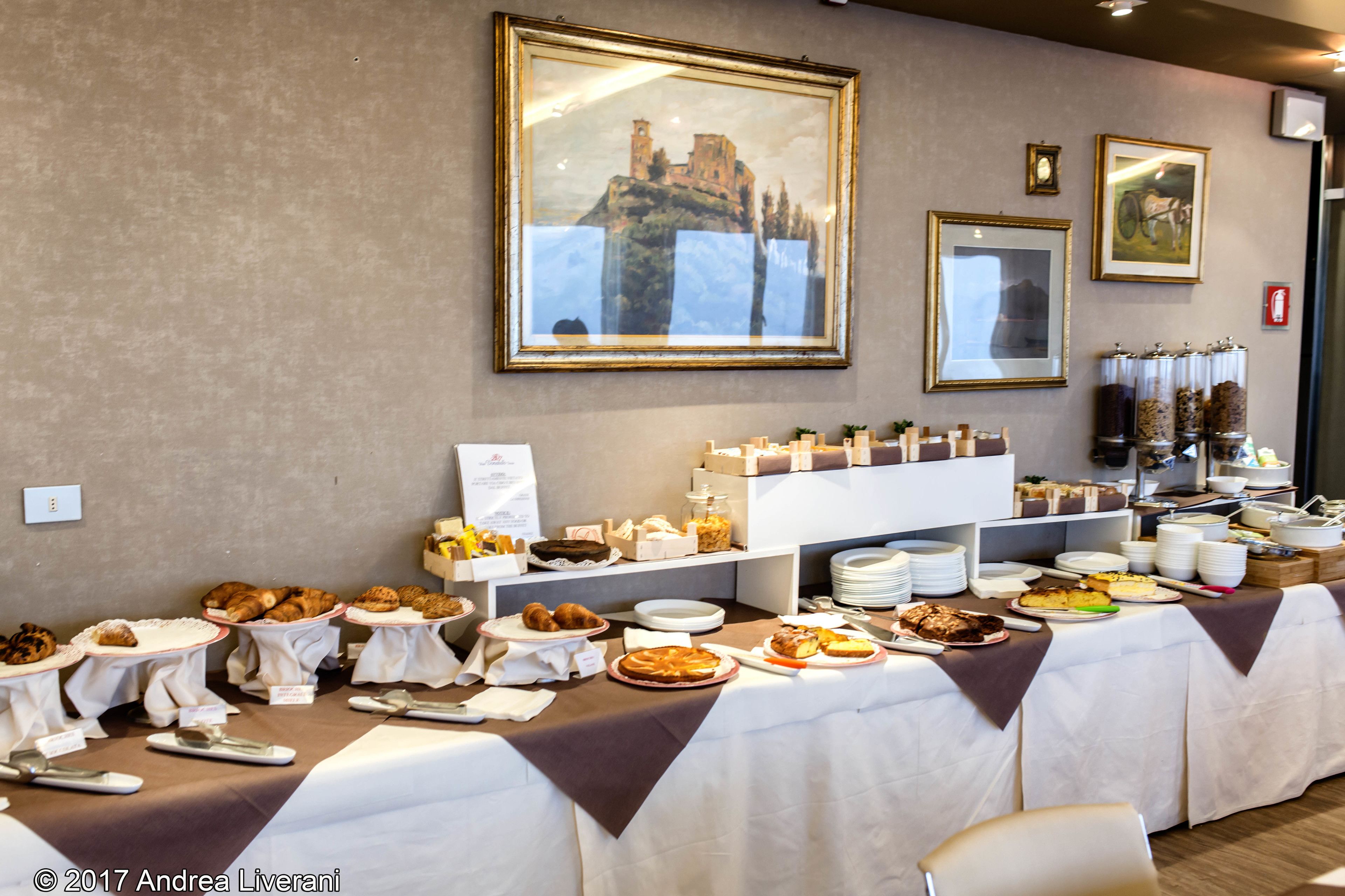Un buffet garni de divers plats et une image encadrée accrochée au mur.