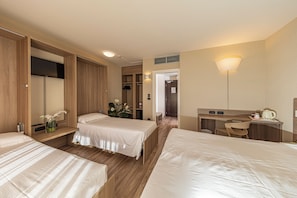 Vierbettzimmer | Hochwertige Bettwaren, Daunenbettdecken, Tempur-Pedic-Betten, Minibar