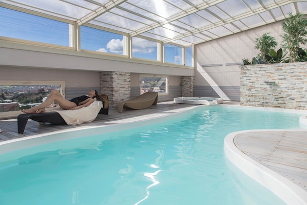 Innendørsbasseng og utendørsbasseng