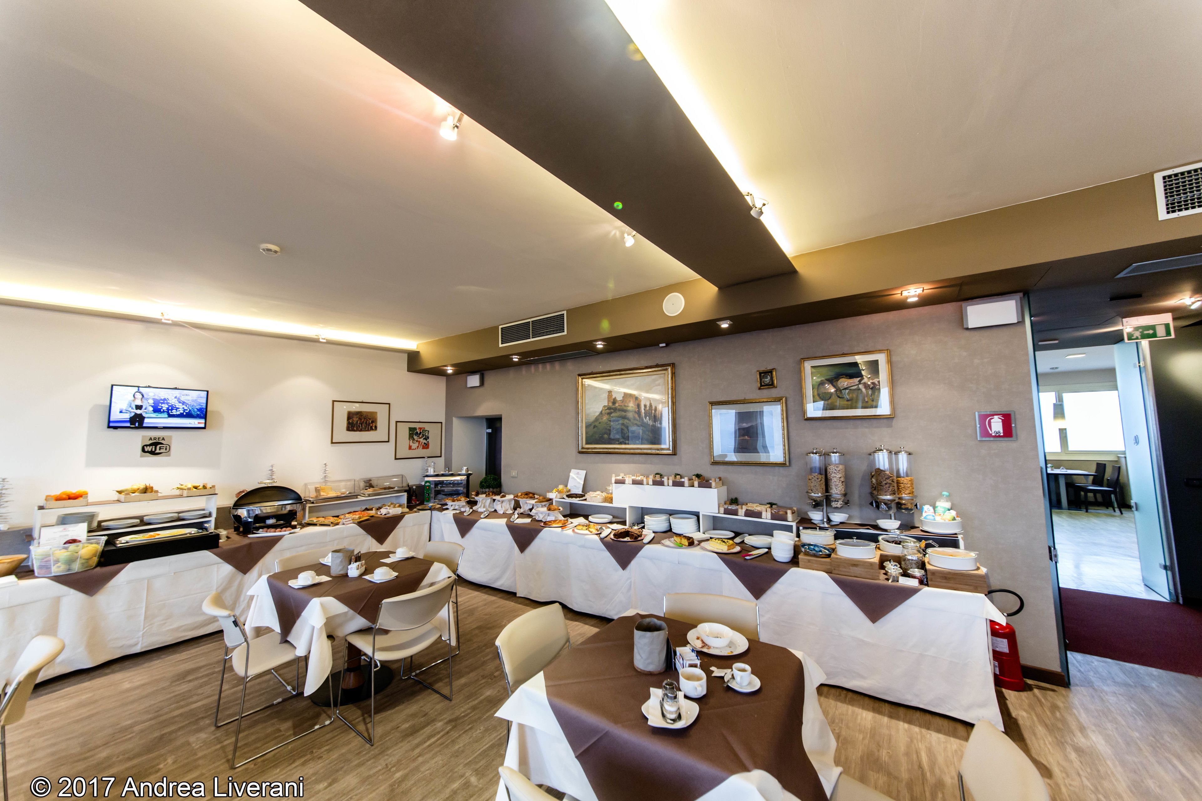 Daily continental breakfast (EUR 9 per person)