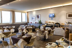 Daily continental breakfast (EUR 9 per person)