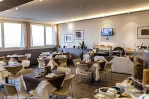 Daily continental breakfast (EUR 9 per person)