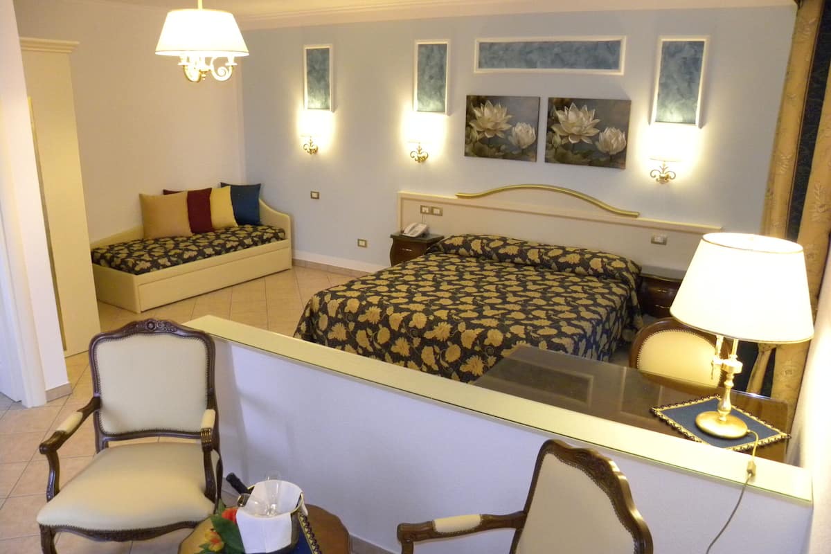 1 chambre, minibar, coffres-forts dans les chambres, bureau