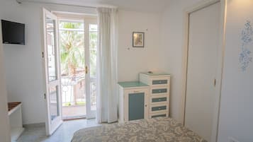 Standard-Einzelzimmer | Minibar, Zimmersafe, Schreibtisch, schallisolierte Zimmer