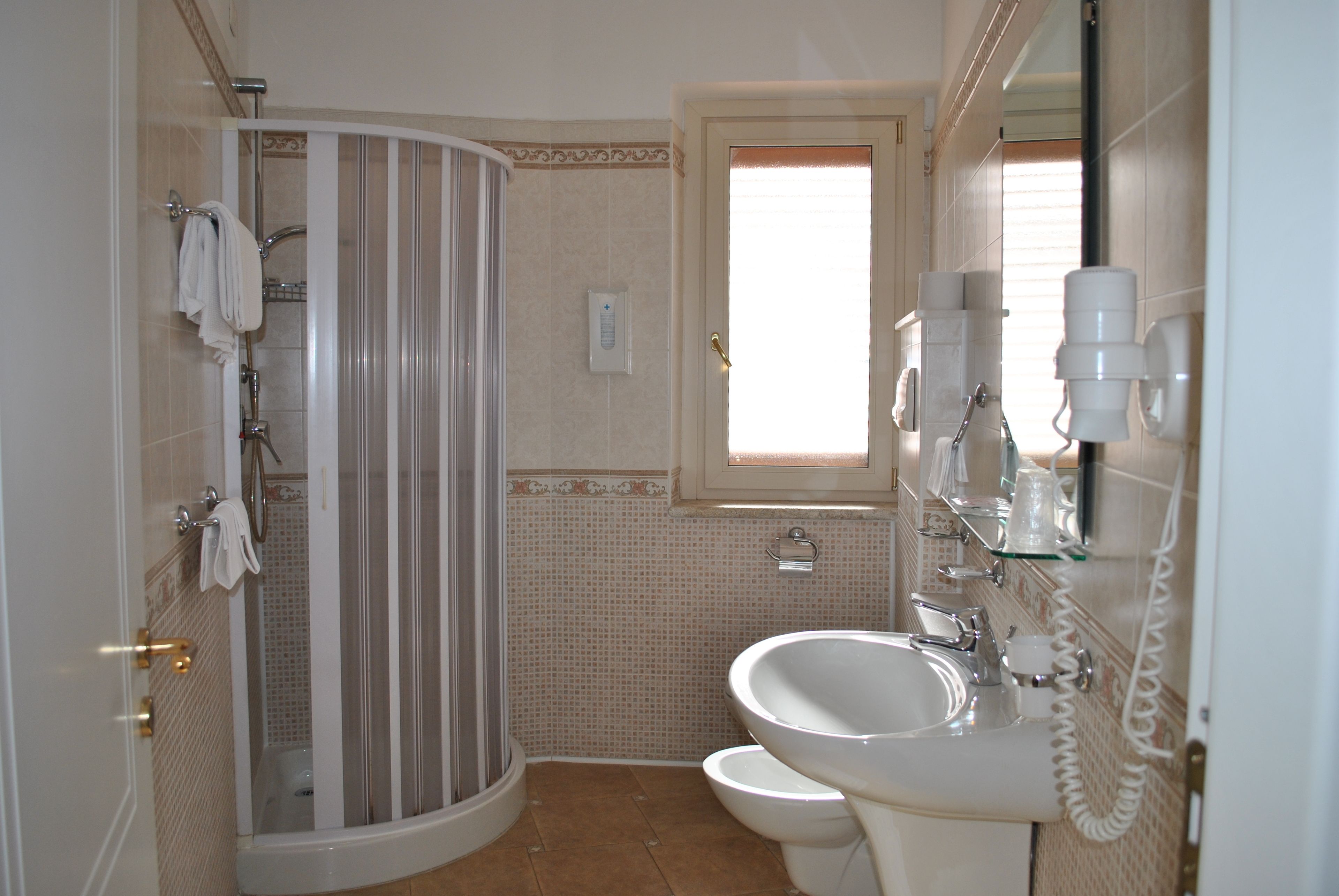 standard triple room | 1 bedroom, minibar, in-room safe, desk