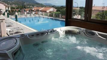 Piscina all'aperto, cabine incluse nel prezzo, ombrelloni da piscina