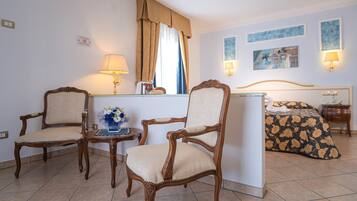 Suite, Terrasse, Meerblick | Minibar, Zimmersafe, Schreibtisch, schallisolierte Zimmer