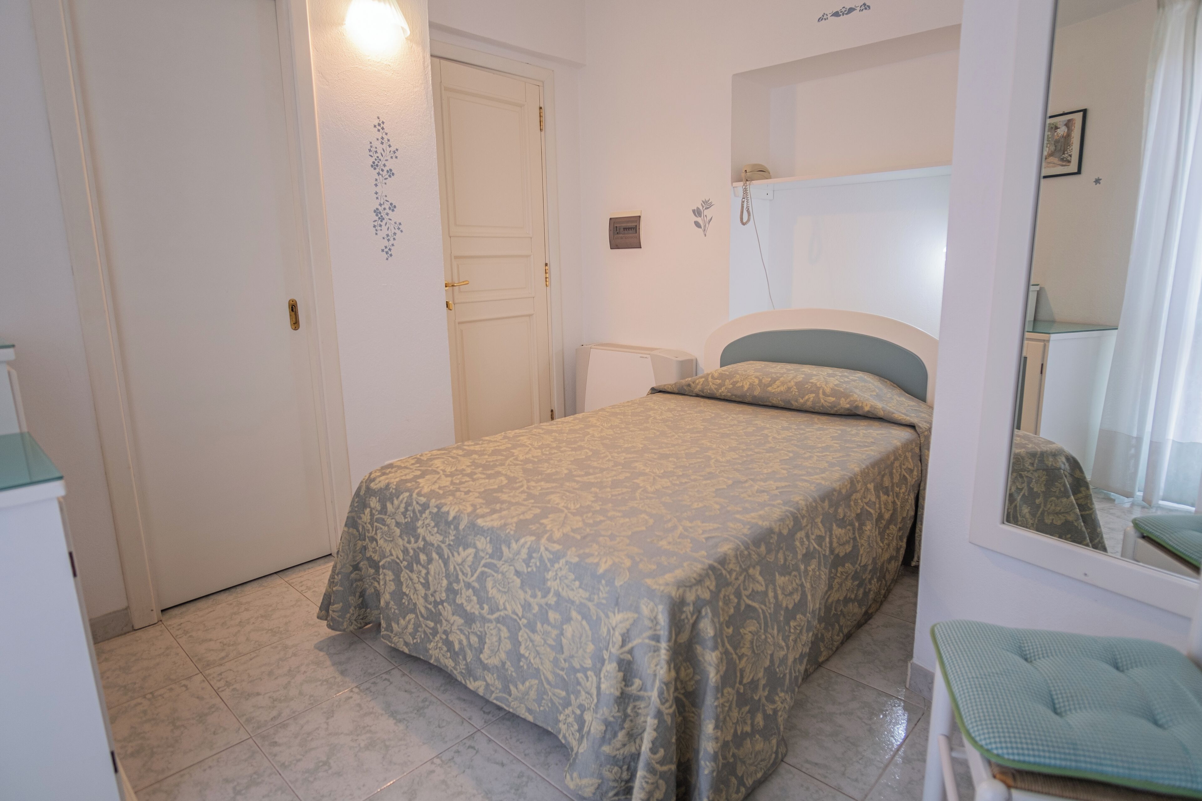 Een minibar, een kluis op de kamer, een bureau, geluiddichte muren