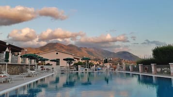 Piscina all'aperto, cabine incluse nel prezzo, ombrelloni da piscina