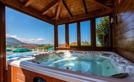 Bañera de hidromasaje exterior. Hotel Ristorante Borgo La Tana