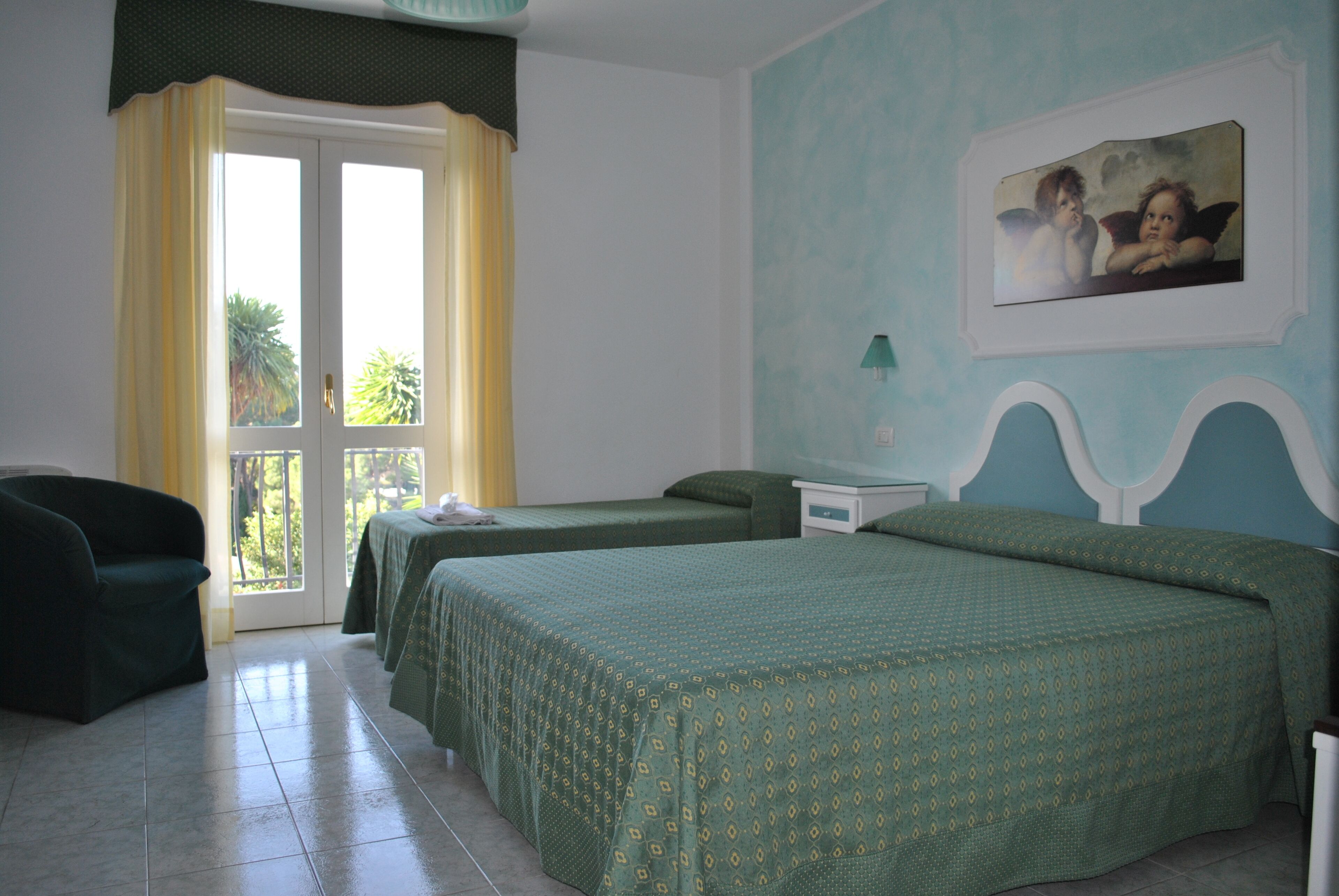 Une chambre d’hôtel avec deux lits simples, une chaise, une table de chevet et un tableau au mur.