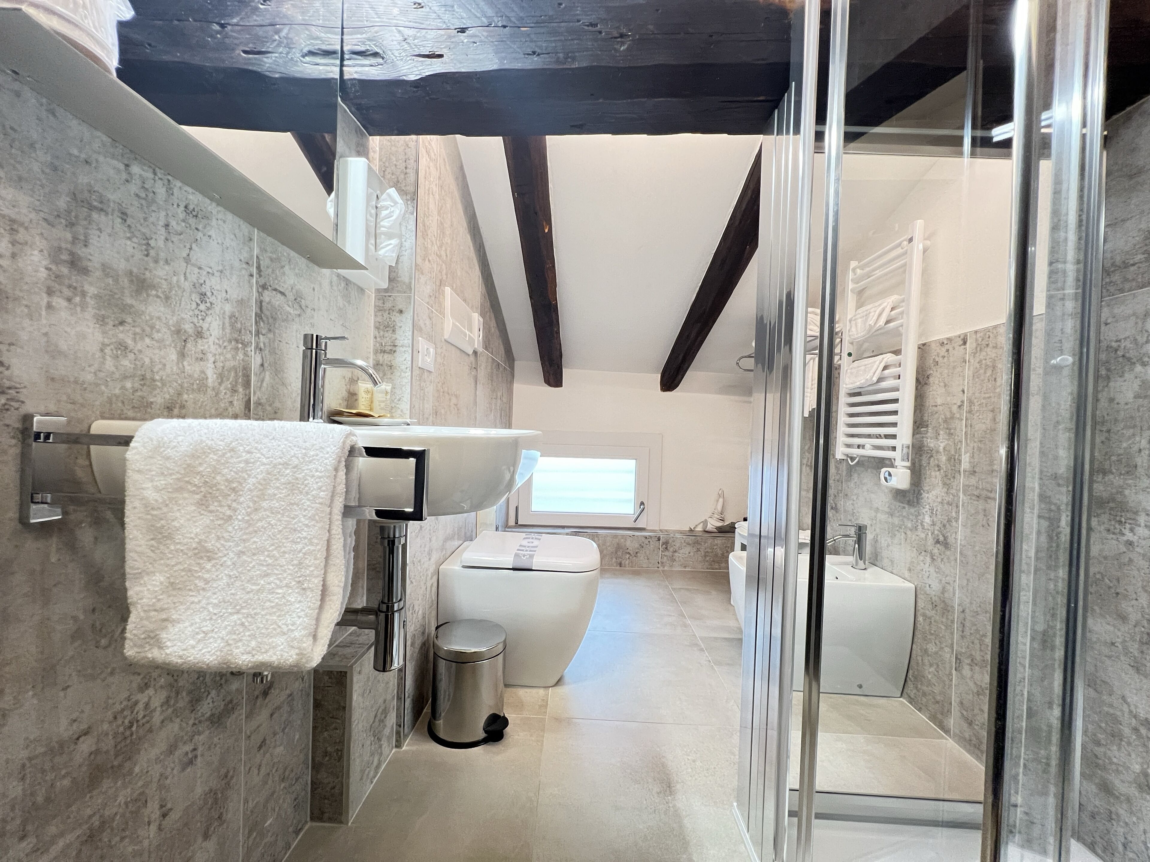 economy room | bathroom | shower, rainfall showerhead, free toiletries, hair dryer