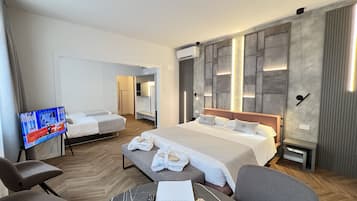 Deluxe-Vierbettzimmer, Whirlpool | Zimmersafe, Bügeleisen/Bügelbrett, kostenloses WLAN, Bettwäsche
