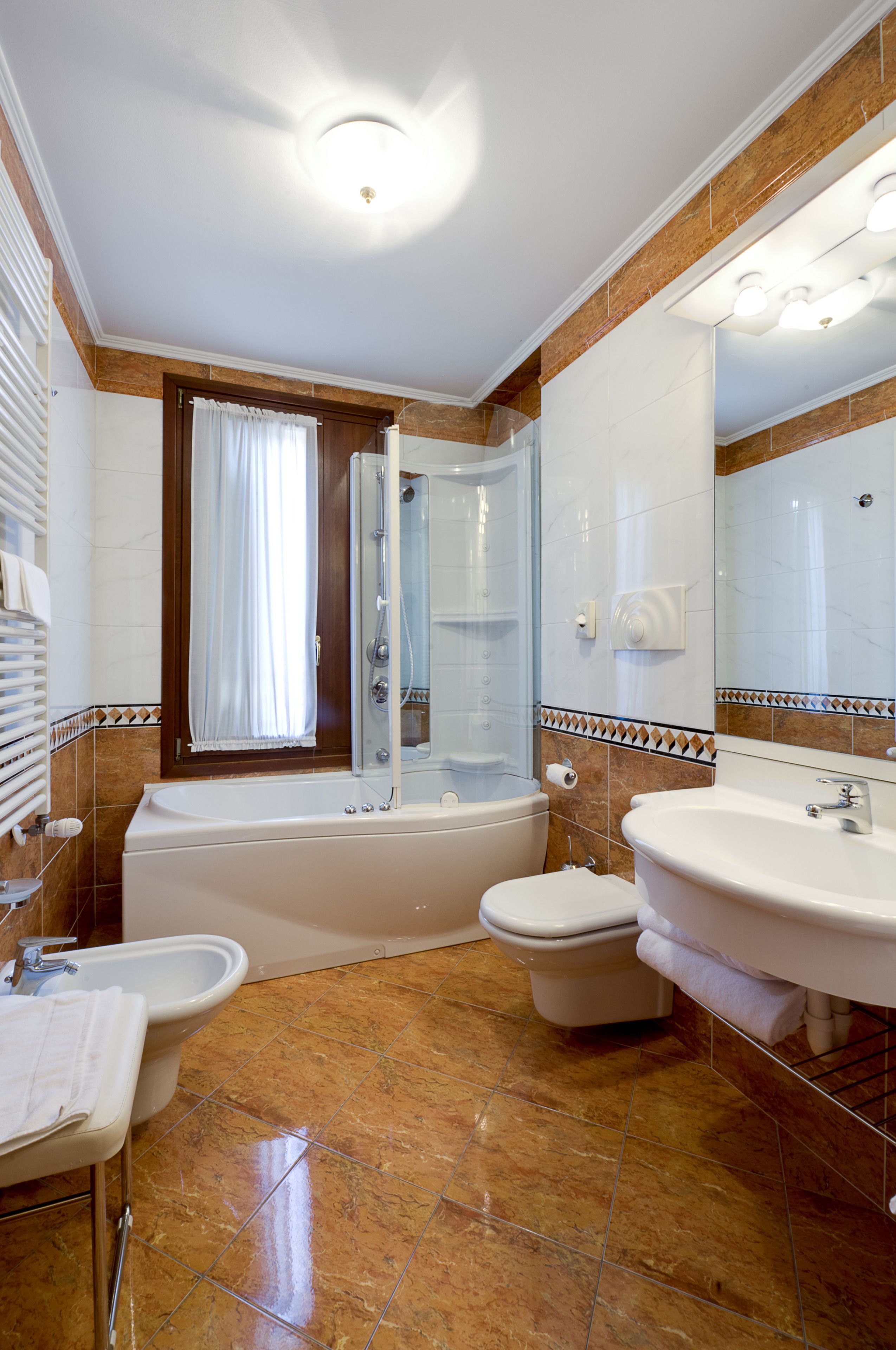 deluxe quadruple room, jetted tub | jetted bathtub