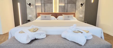 Deluxe vierpersoonskamer, bubbelbad | Luxe beddengoed, donsdekens, een kluis op de kamer, een bureau