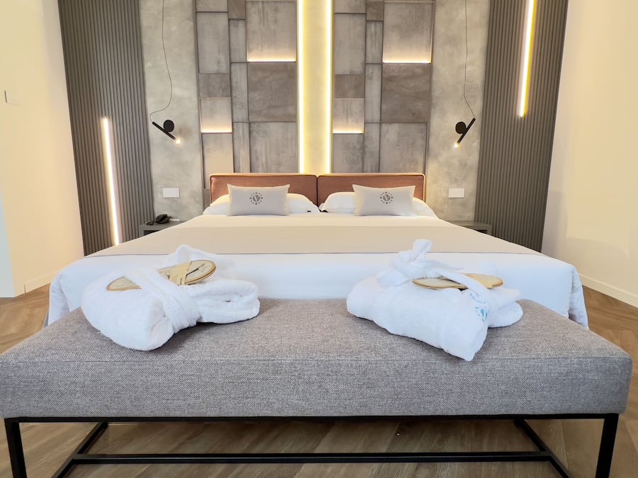 Firemannsrom – deluxe, massasjebadekar | Sengetøy av topp kvalitet, dundyner, safe på rommet og skrivebord