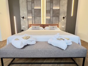 Deluxe-Vierbettzimmer, Whirlpool | Hochwertige Bettwaren, Daunenbettdecken, Zimmersafe, Schreibtisch