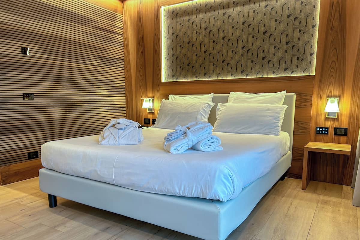 Executive Room with Balcony | 1 sovrum, sängtillbehör av högsta kvalitet, duntäcken och minibar