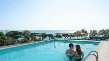 Sesongbasert utendørsbasseng, bassengparasoller og solsenger