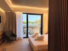 Ropa de cama de alta calidad, cubrecamas y minibar