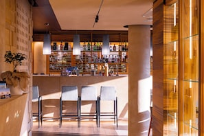 2 bares y bar junto a la piscina