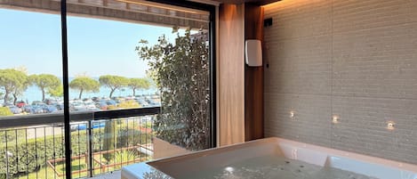 Suite Junior, bain à remous, vue partielle sur le lac | Literie de qualité supérieure, couette en duvet d'oie, minibar