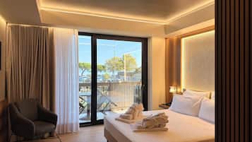 Executive Room with Balcony | 1 bedroom, premium bedding, down comforters, minibar