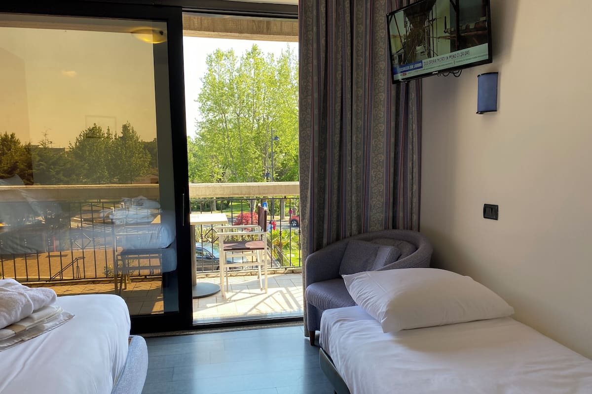 Deluxe Triple Room with Balcony | 1 bilik tidur, peralatan tempat tidur premium, gebar bulu kapas