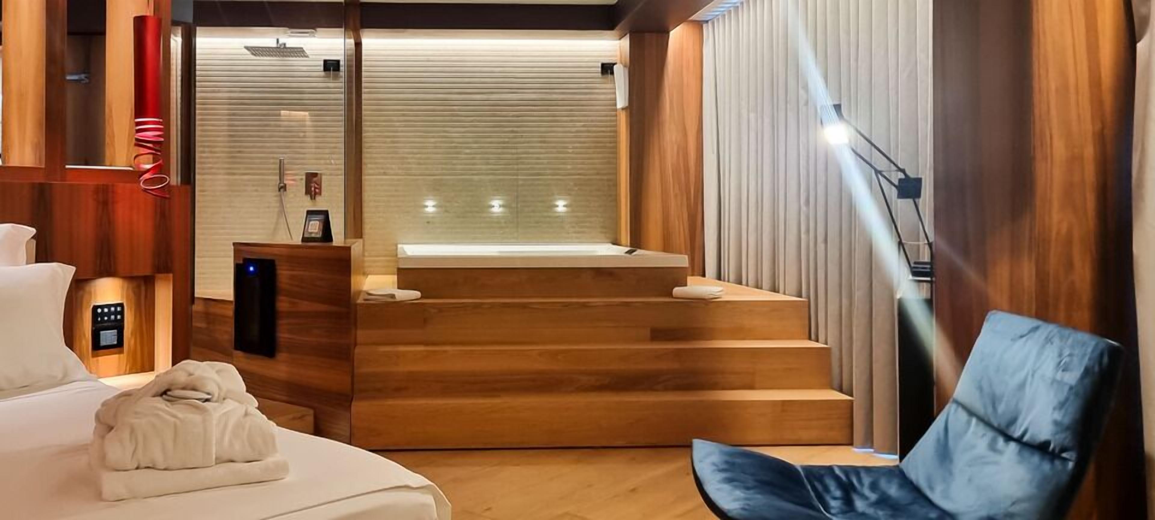 Juniorsvit - bubbelpool - viss sjöutsikt | Sängtillbehör av högsta kvalitet, duntäcken och minibar