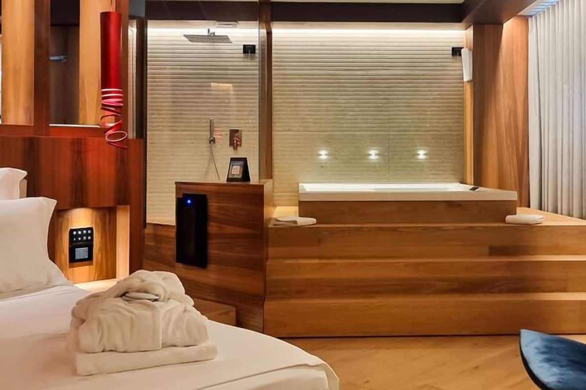 Juniorsvit - bubbelpool - viss sjöutsikt | Sängtillbehör av högsta kvalitet, duntäcken och minibar