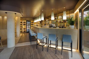 2 Bars/Lounges, Poolbar