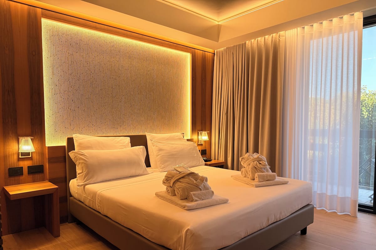 Executive-rum - balkong - viss sjöutsikt | Sängtillbehör av högsta kvalitet, duntäcken och minibar