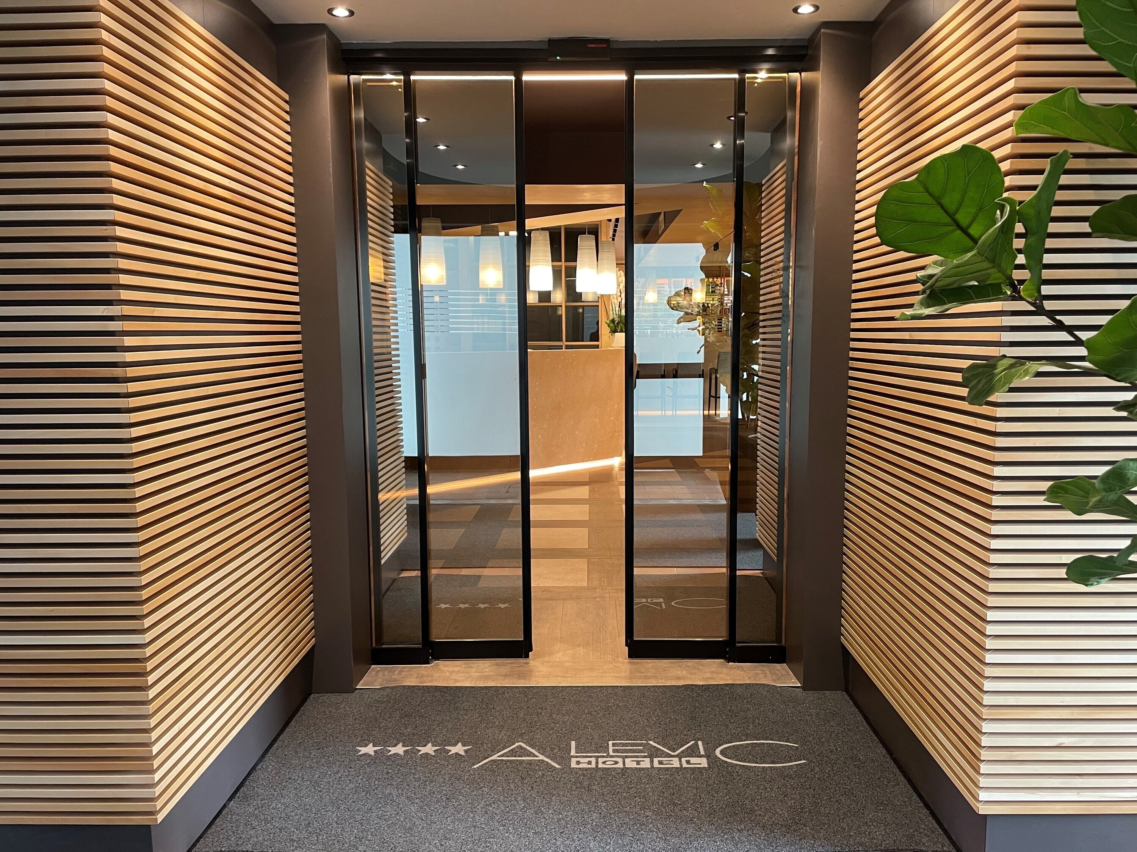 Pintu masuk properti