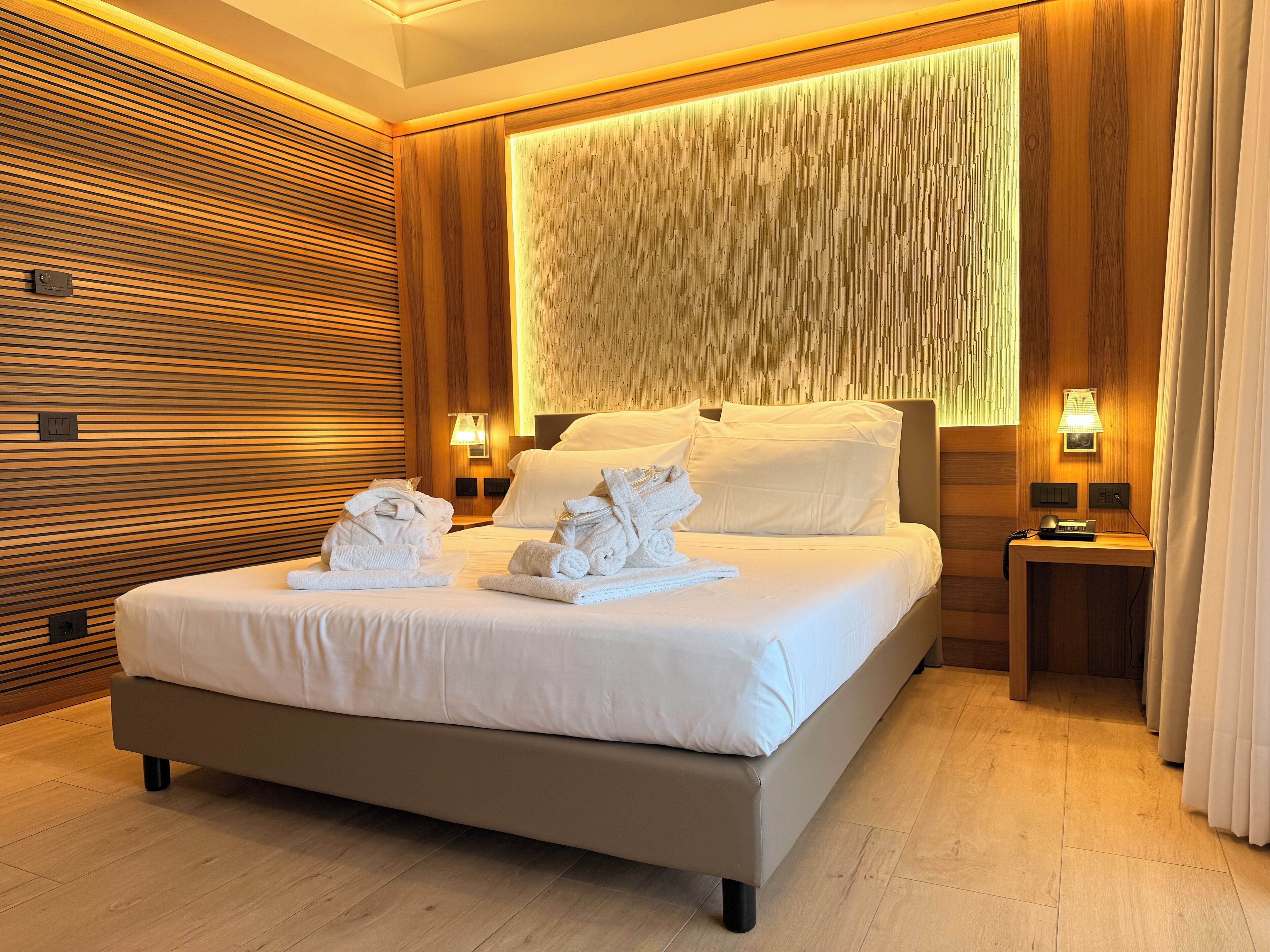 Camera Executive, balcone, vista lago parziale | Biancheria da letto di alta qualità, copriletto in piuma, minibar